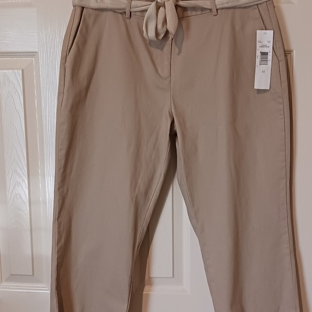 First Issue Capris  Women Size 14